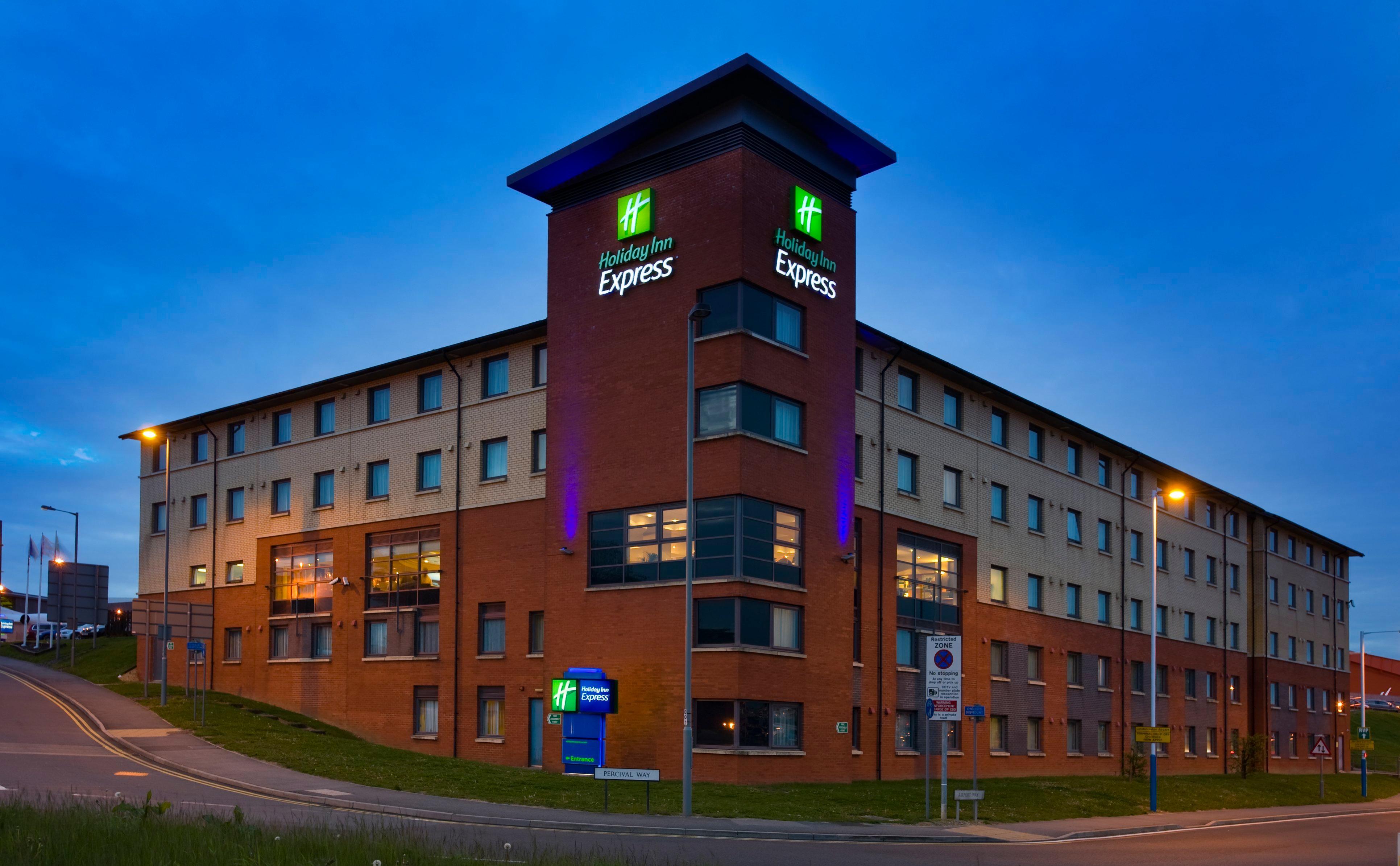 Holiday Inn Express London Luton Airport, An Ihg Hotel Εξωτερικό φωτογραφία