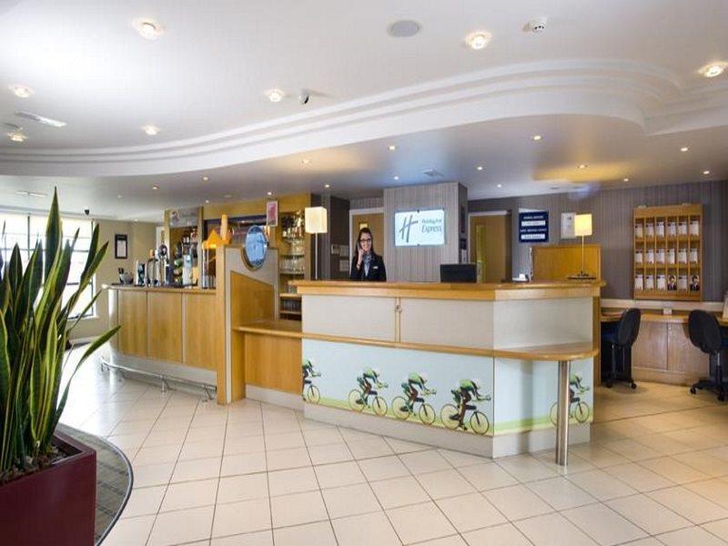 Holiday Inn Express London Luton Airport, An Ihg Hotel Εξωτερικό φωτογραφία