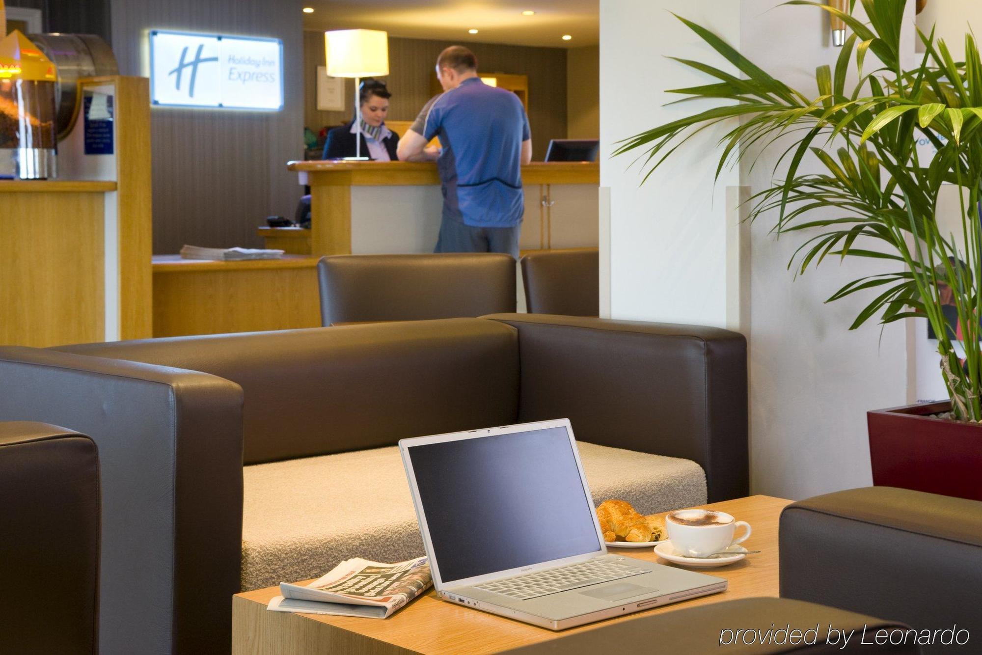 Holiday Inn Express London Luton Airport, An Ihg Hotel Εξωτερικό φωτογραφία