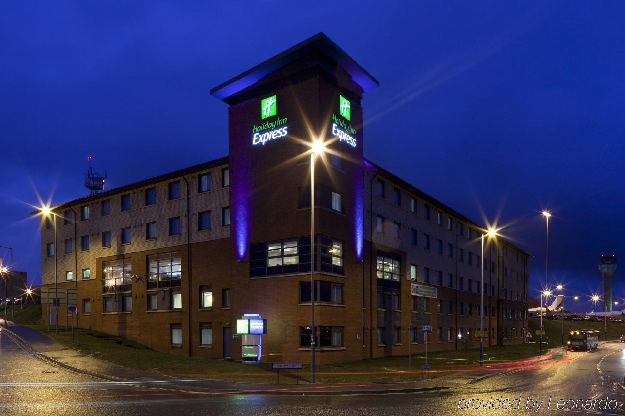 Holiday Inn Express London Luton Airport, An Ihg Hotel Εξωτερικό φωτογραφία