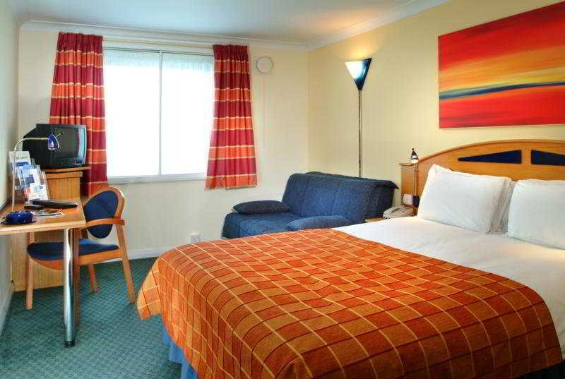 Holiday Inn Express London Luton Airport, An Ihg Hotel Δωμάτιο φωτογραφία