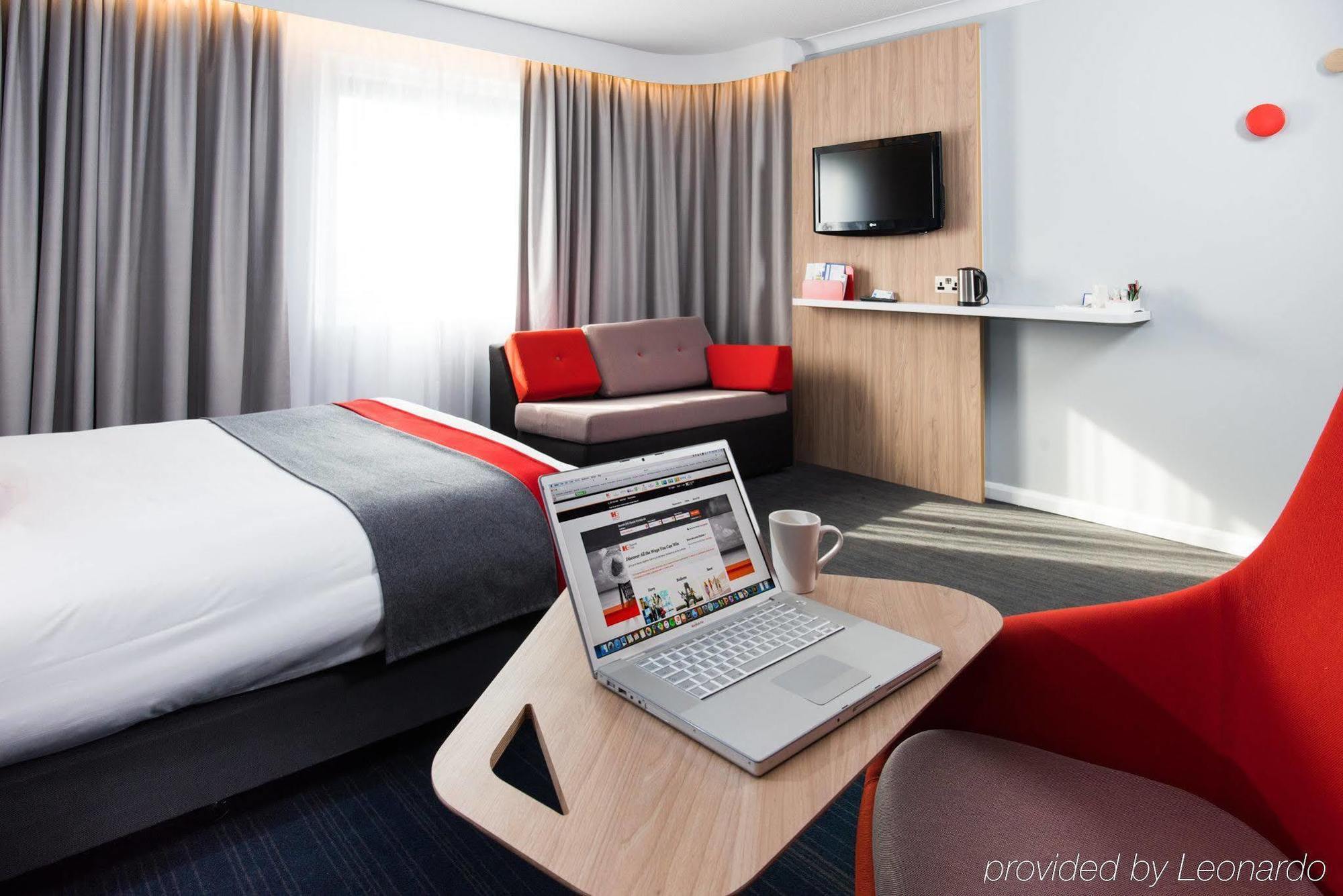 Holiday Inn Express London Luton Airport, An Ihg Hotel Εξωτερικό φωτογραφία