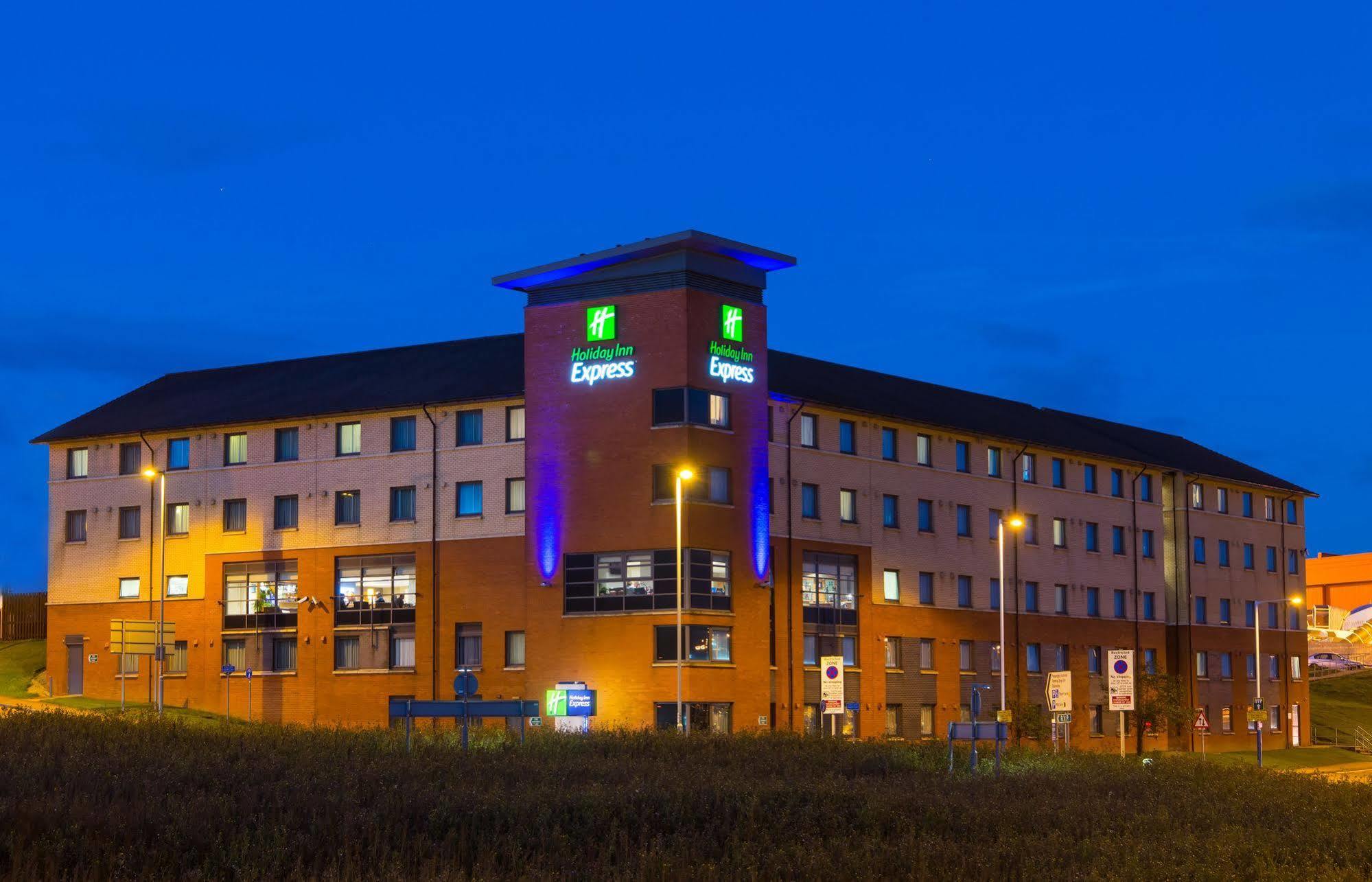 Holiday Inn Express London Luton Airport, An Ihg Hotel Εξωτερικό φωτογραφία