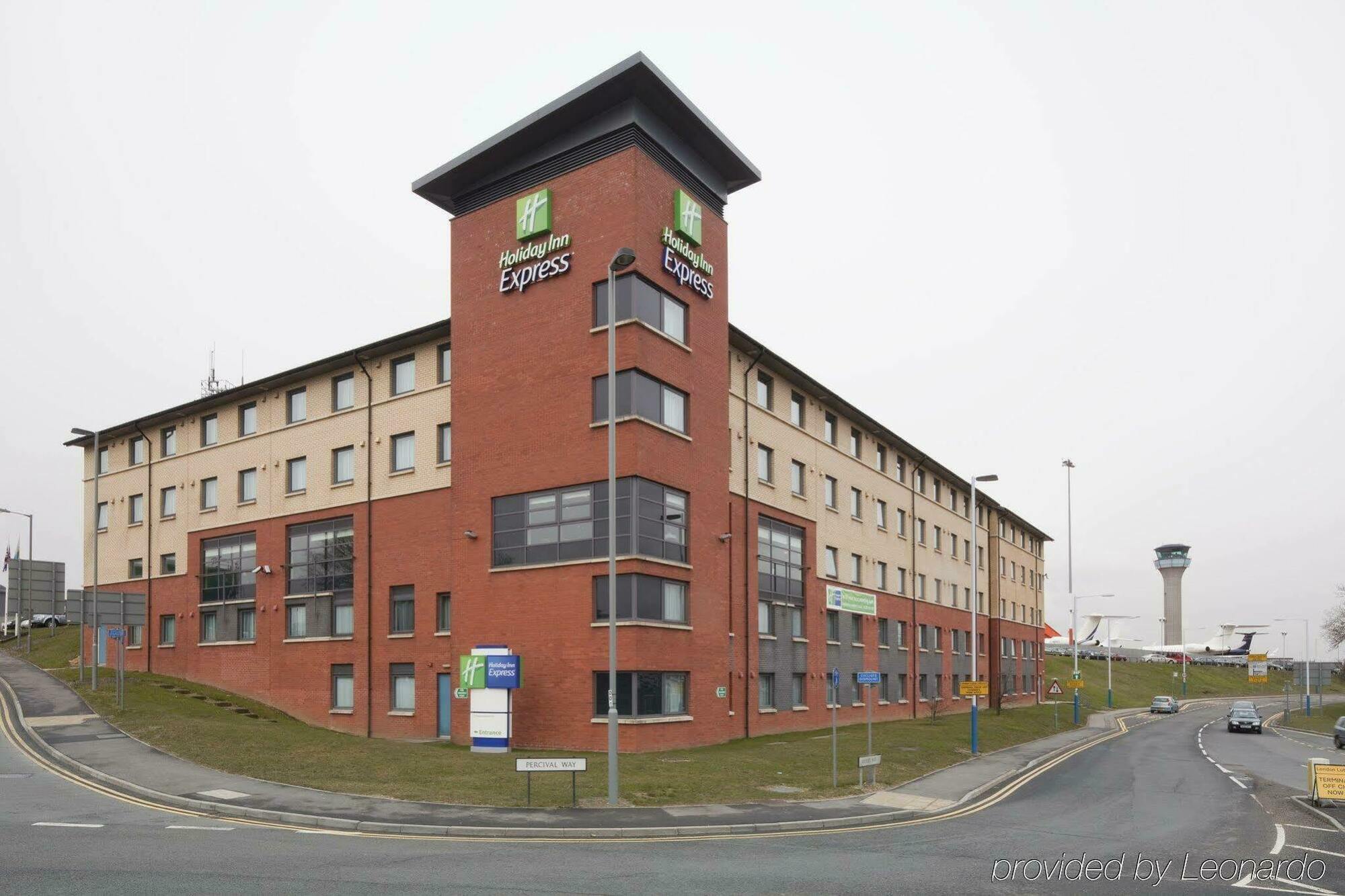 Holiday Inn Express London Luton Airport, An Ihg Hotel Εξωτερικό φωτογραφία