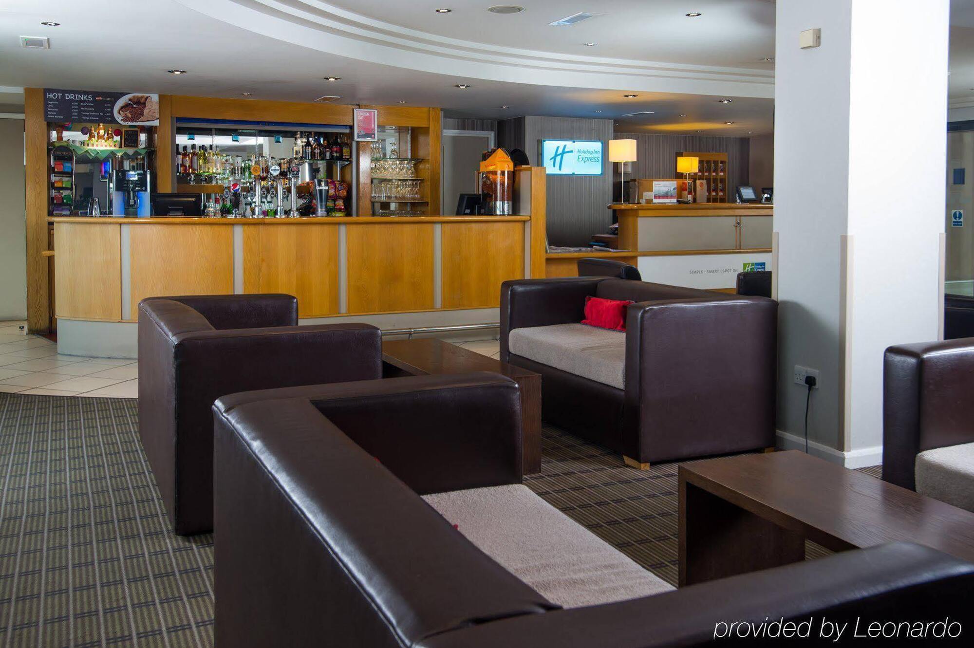 Holiday Inn Express London Luton Airport, An Ihg Hotel Εξωτερικό φωτογραφία